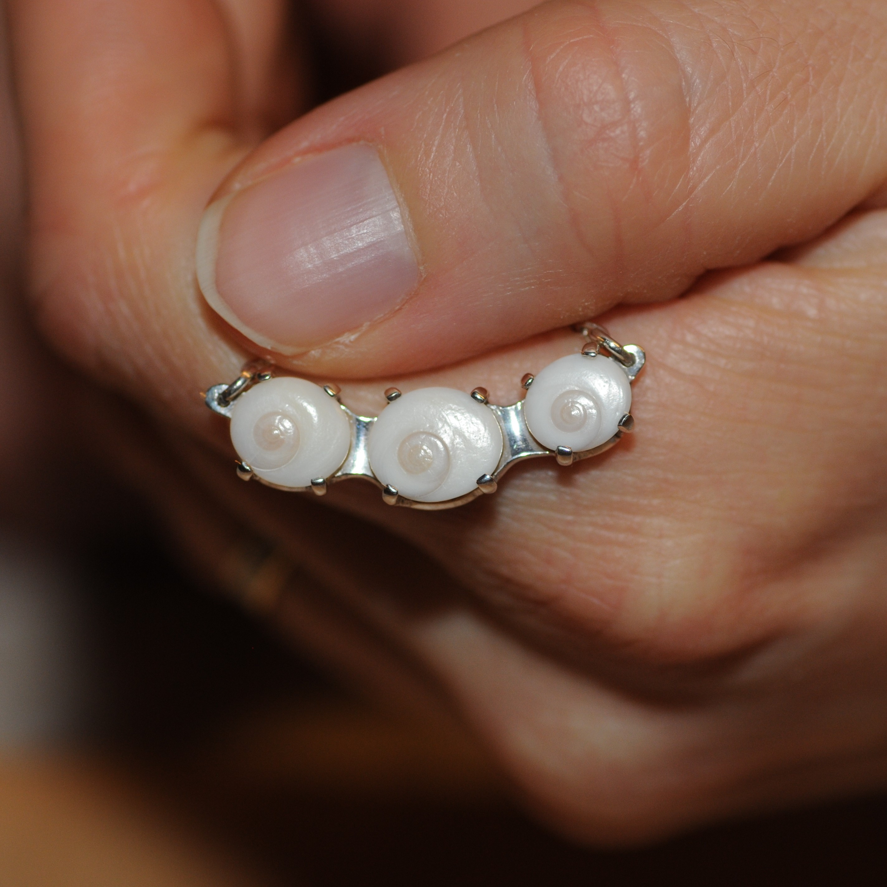 Fabrication d'un collier avec des coquillages de Sainte Lucie