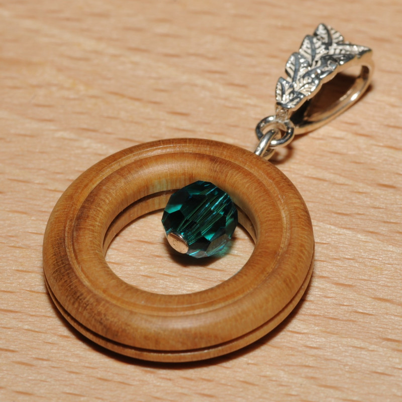 Pendentif bois de laurier amande Pendentif bois de laurier amande