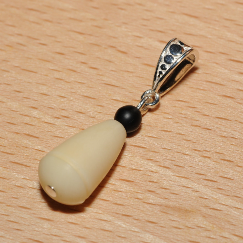Pendentif ivoire végétal Pendentif ivoire végétal
