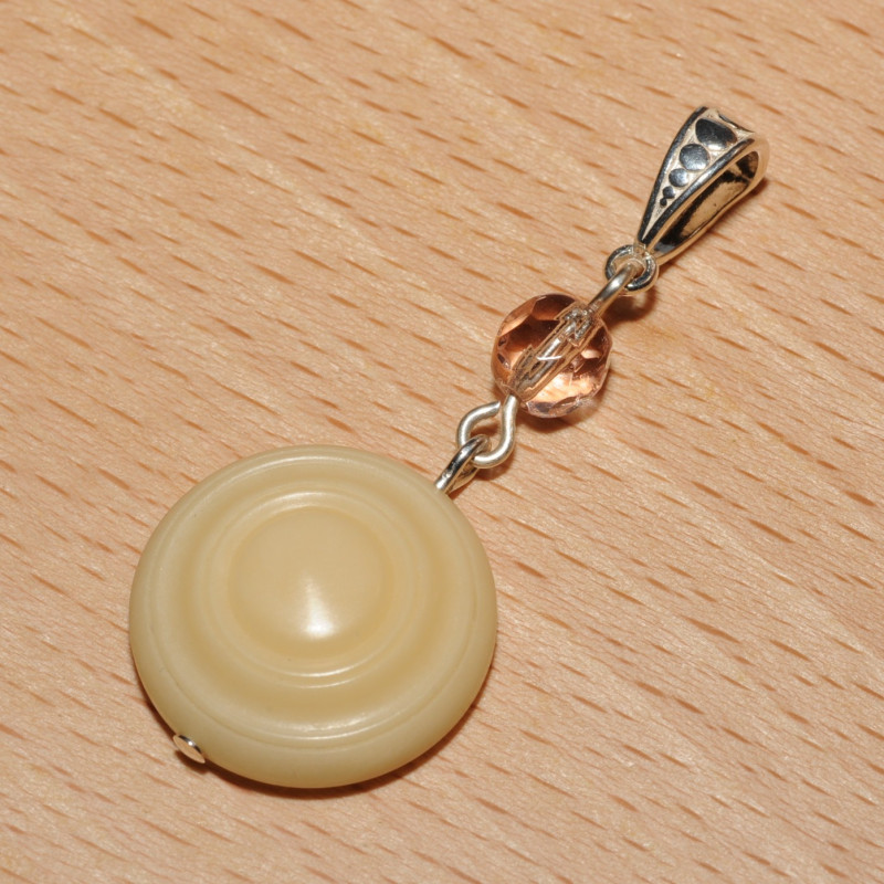 Pendentif ivoire végétal Pendentif ivoire végétal