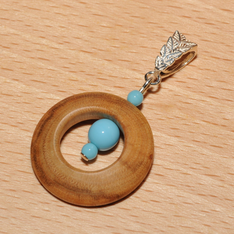 Pendentif bois de laurier amande Pendentif bois de laurier amande